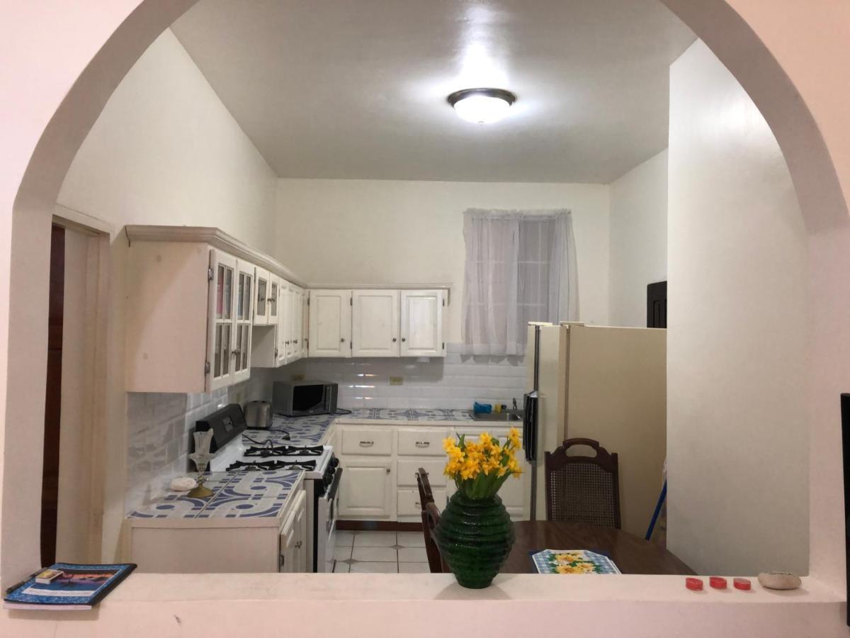 Goldenview Guesthouse Ocho Rios Esterno foto